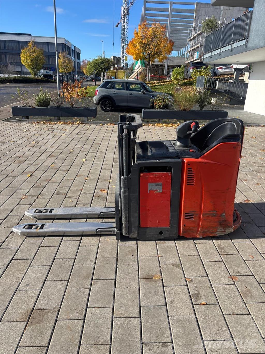 Linde L12 LHP SP Самохідні електроштабелери