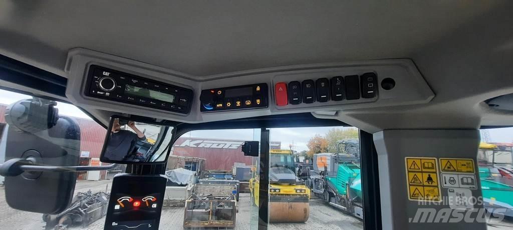 CAT 906 Фронтальні навантажувачі