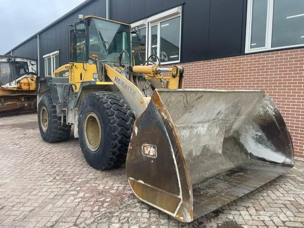 Komatsu WA250-5 Фронтальні навантажувачі