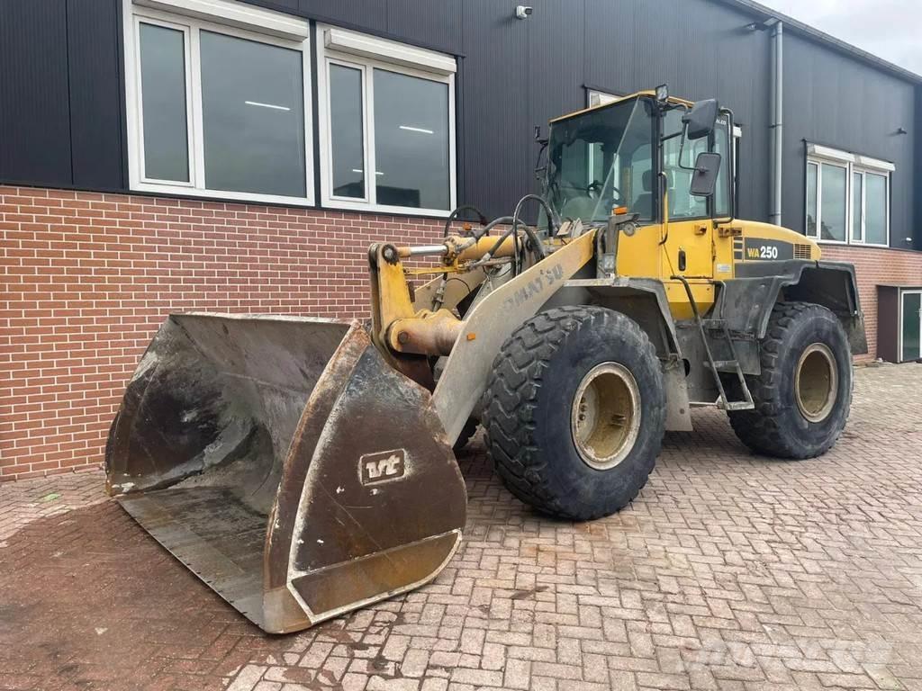 Komatsu WA250-5 Фронтальні навантажувачі