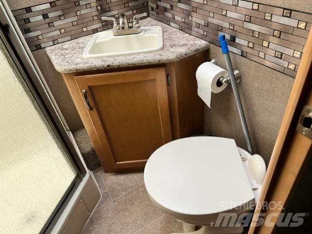 Thor Chateau 31W Автодома і житлові автопричепи