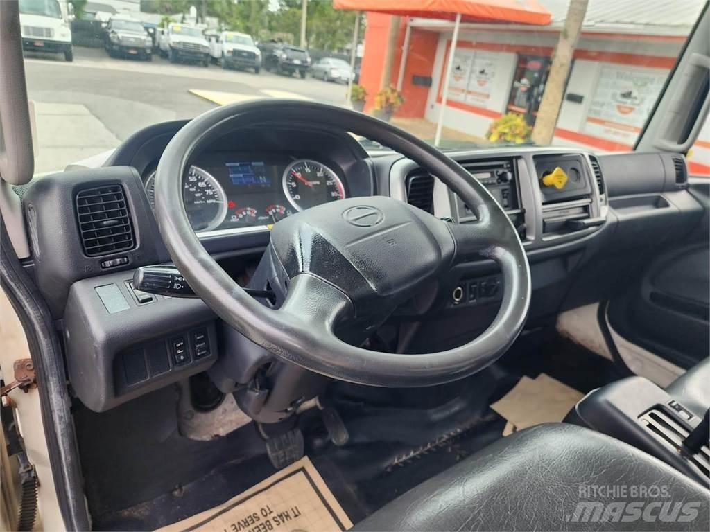 Hino 338 Фургони