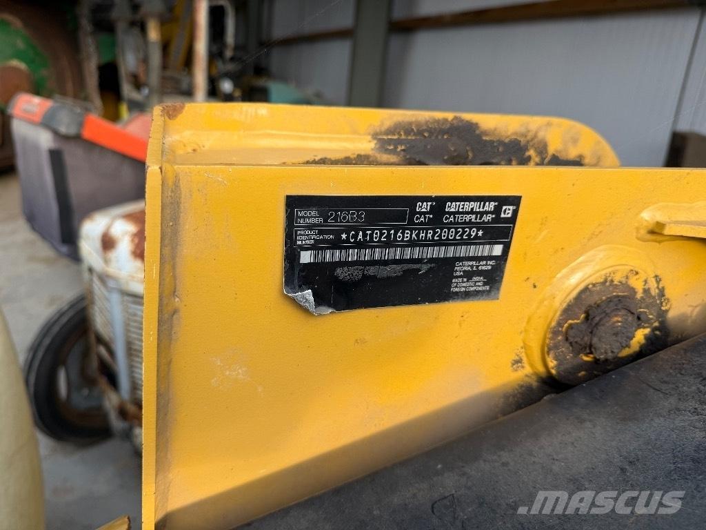 CAT 216 B 3 Міні-навантажувачі
