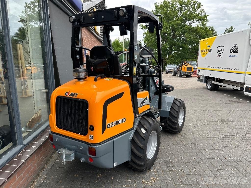 GiANT G2500HD Багатофункціональне обладнання для вантажних і землекопальних робіт