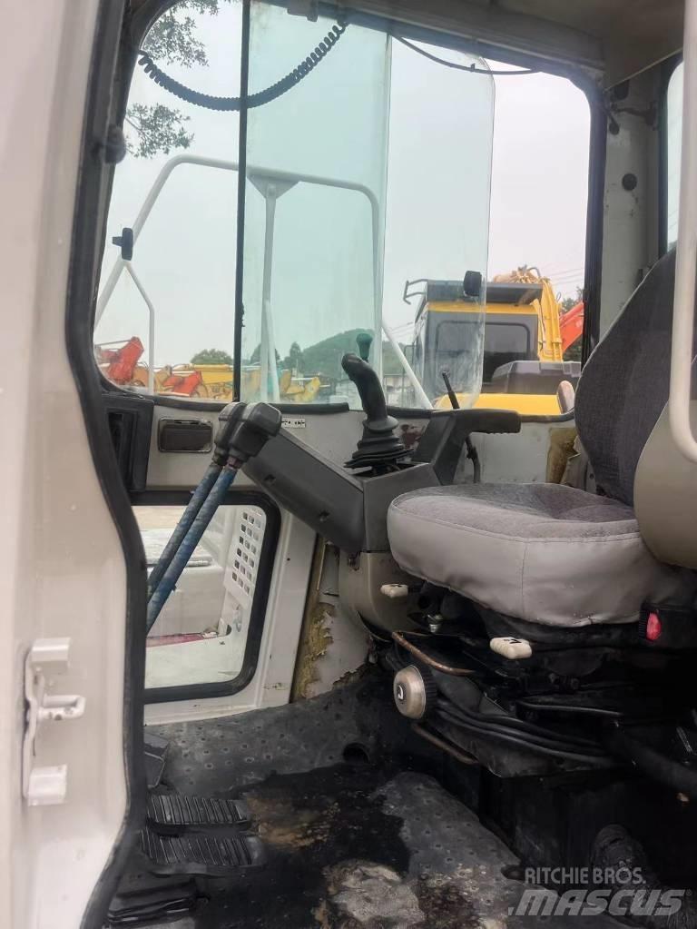 Takeuchi TB180C Гусеничні екскаватори