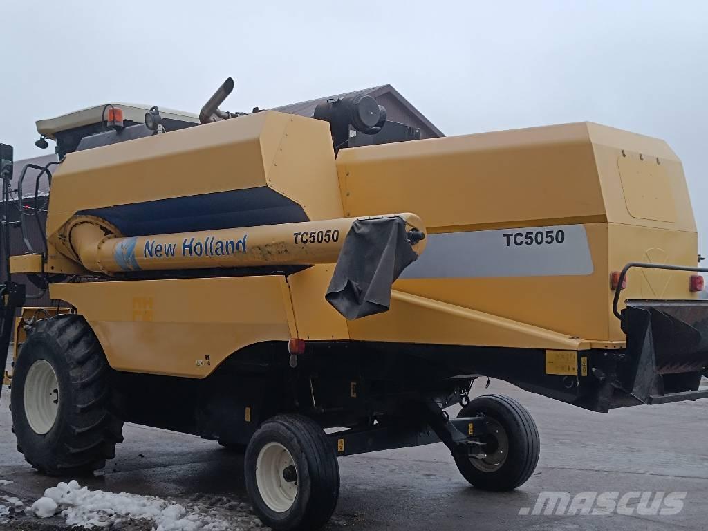 New Holland TC 5050 Зернозбиральні комбайни