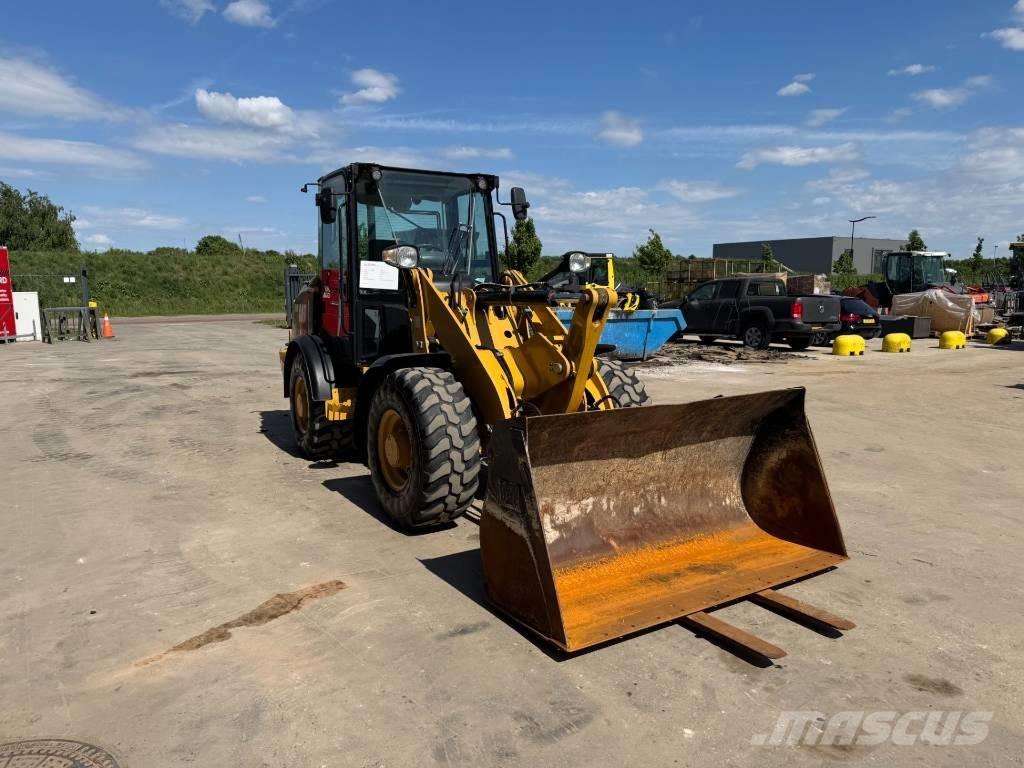CAT 906M Фронтальні навантажувачі