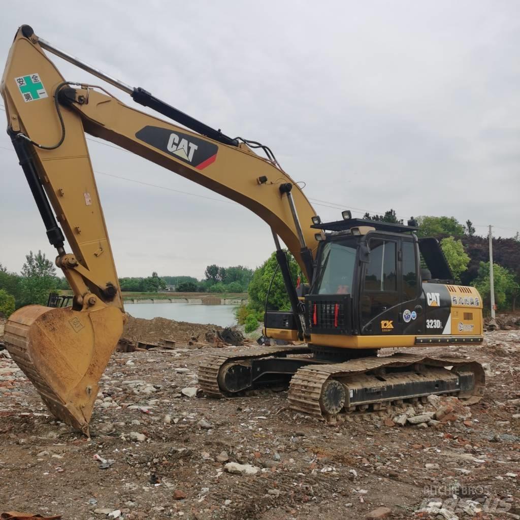 CAT 323DL Гусеничні екскаватори