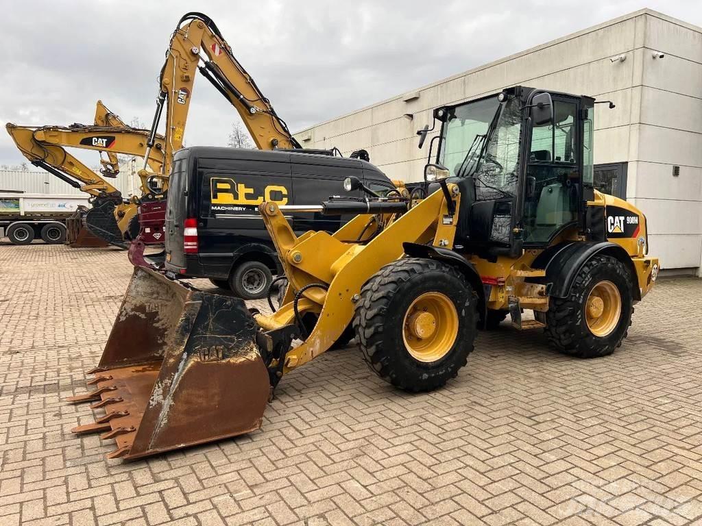 CAT 908M Фронтальні навантажувачі