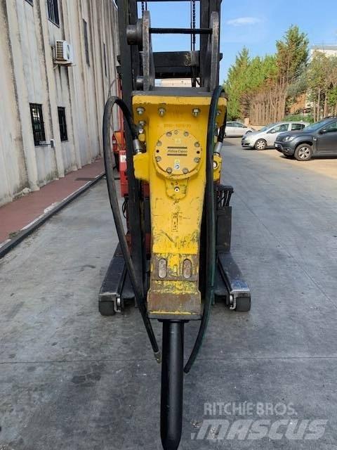 Atlas Copco SB 702 Плуги