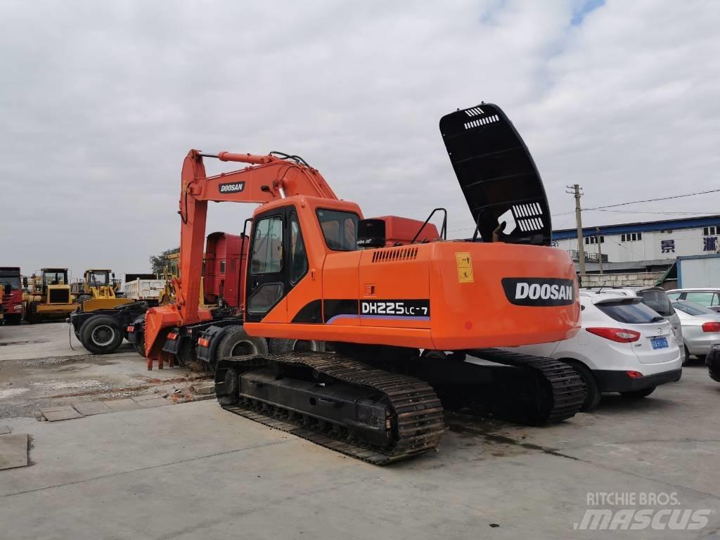 Doosan DH225 Гусеничні екскаватори