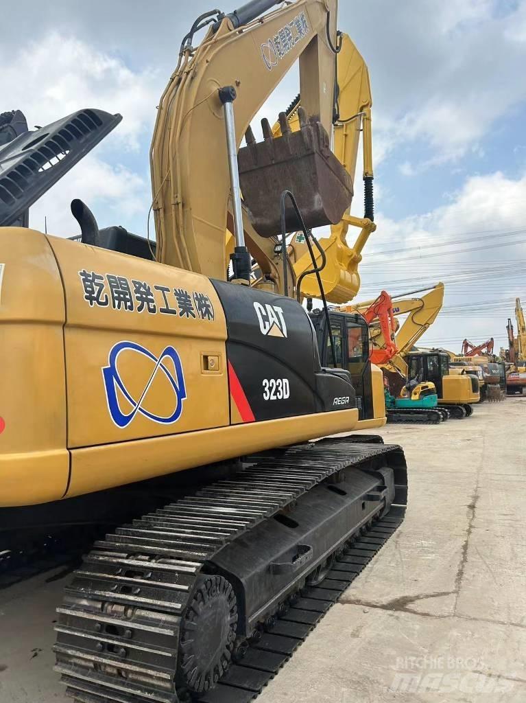 CAT CAT323D Гусеничні екскаватори