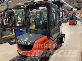 Toyota 02-8 FDJF 35 Дизельні навантажувачі