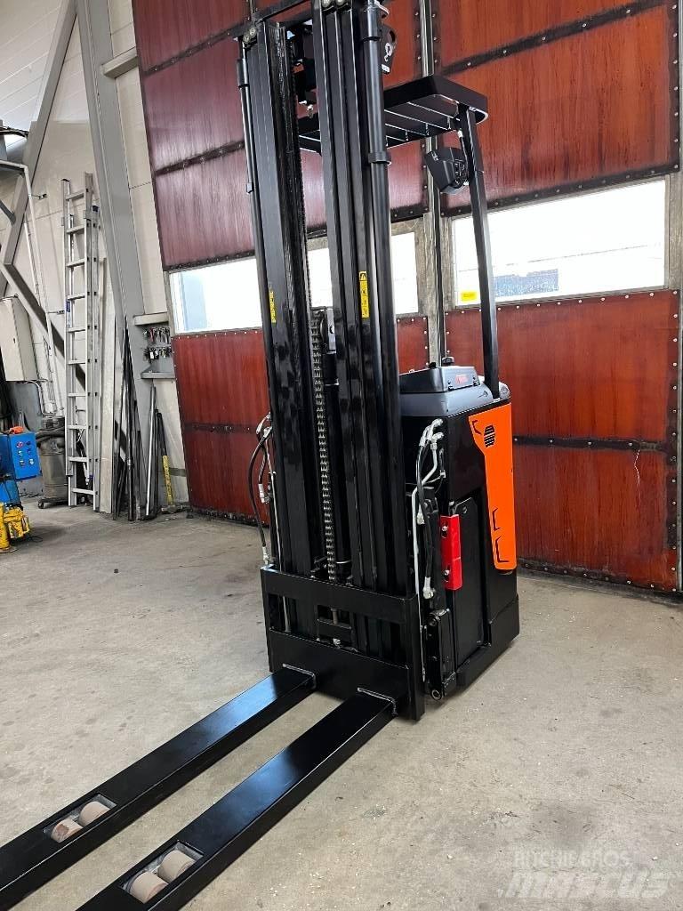 Rocla SST12AC Самохідні електроштабелери