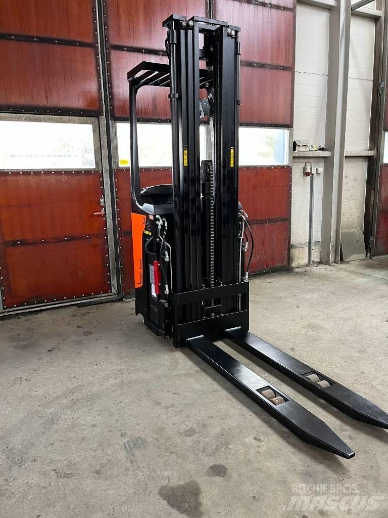 Rocla SST12AC Самохідні електроштабелери