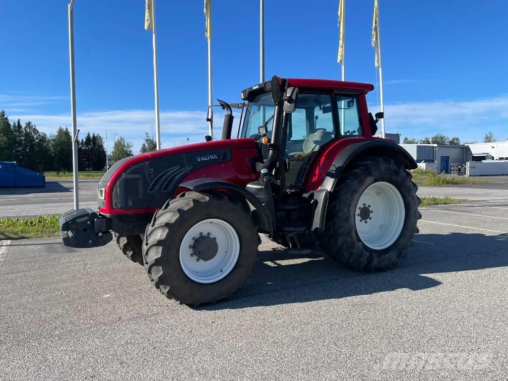 Valtra T 153 Versu Трактори