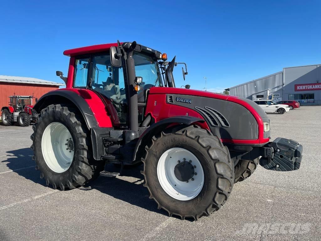 Valtra T 153 Versu Трактори