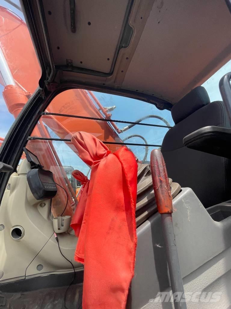 Hitachi ZX 240 Гусеничні екскаватори