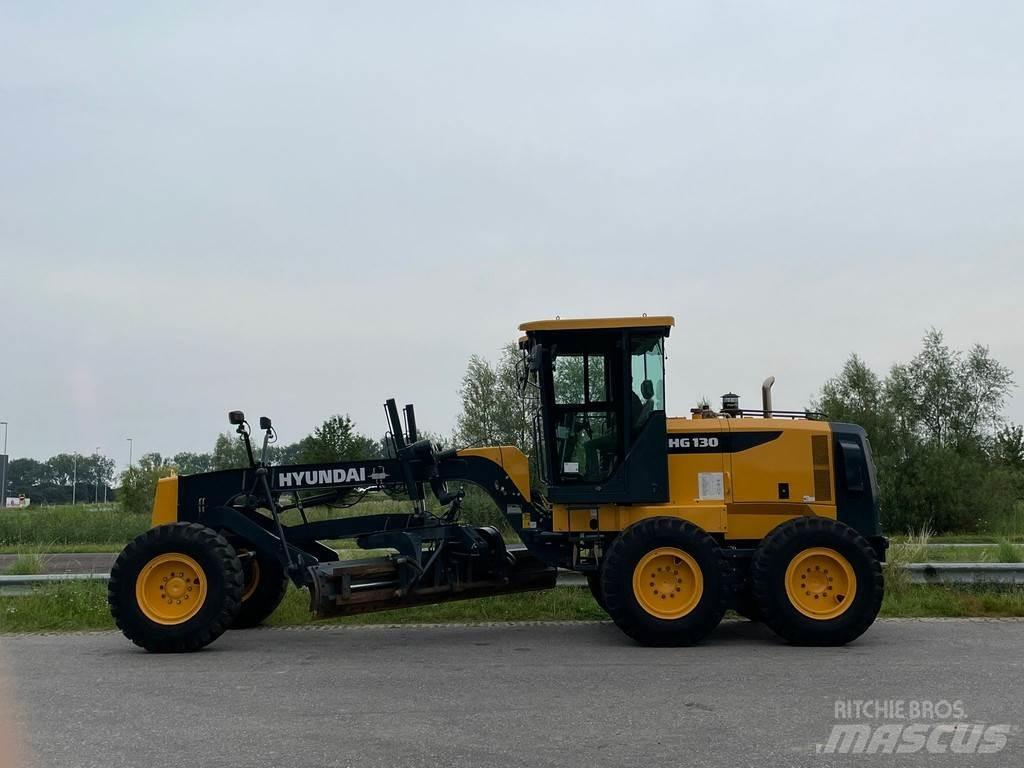 Hyundai HG130 Грейдери
