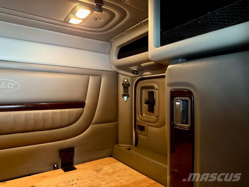 Peterbilt 389 PRIDE Тягачі