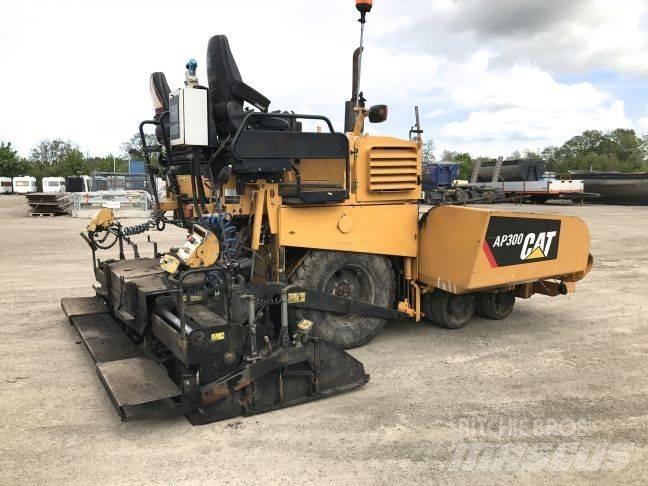 CAT AP 300 Асфальтовкладачі