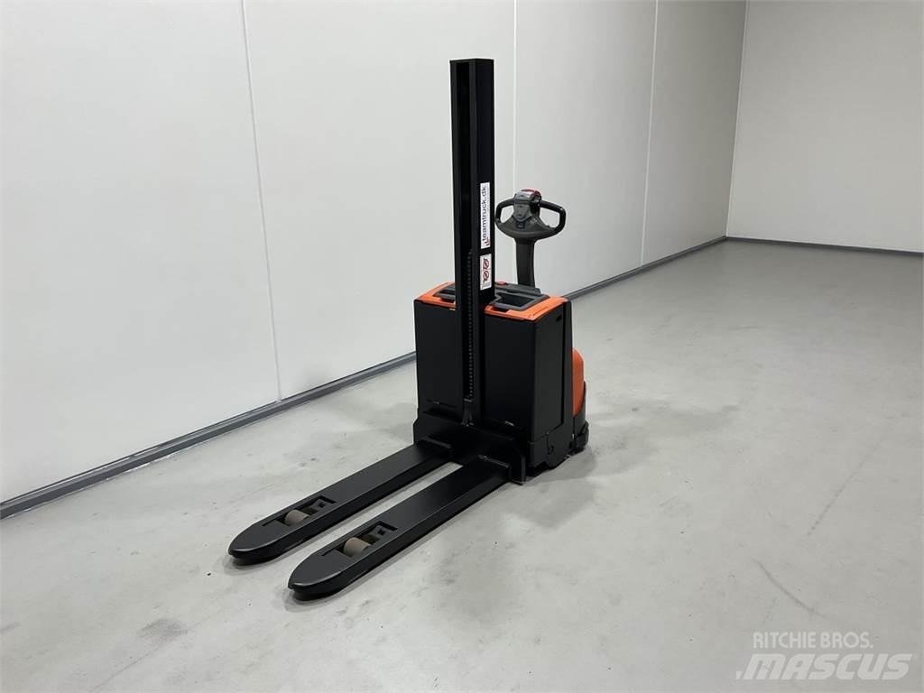 BT SWE080L Самохідні електроштабелери