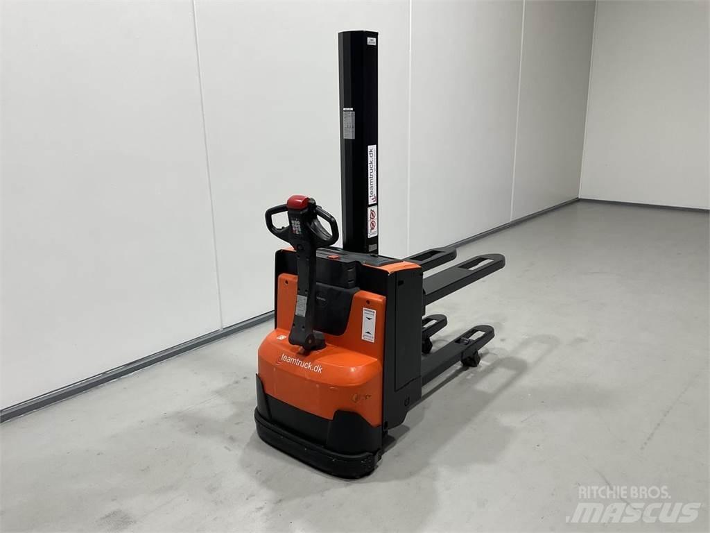 BT SWE080L Самохідні електроштабелери