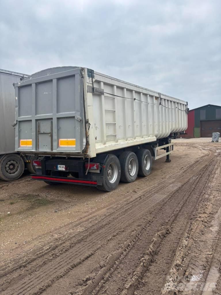 SDC Trailers LTD Тентовані напівпричепи