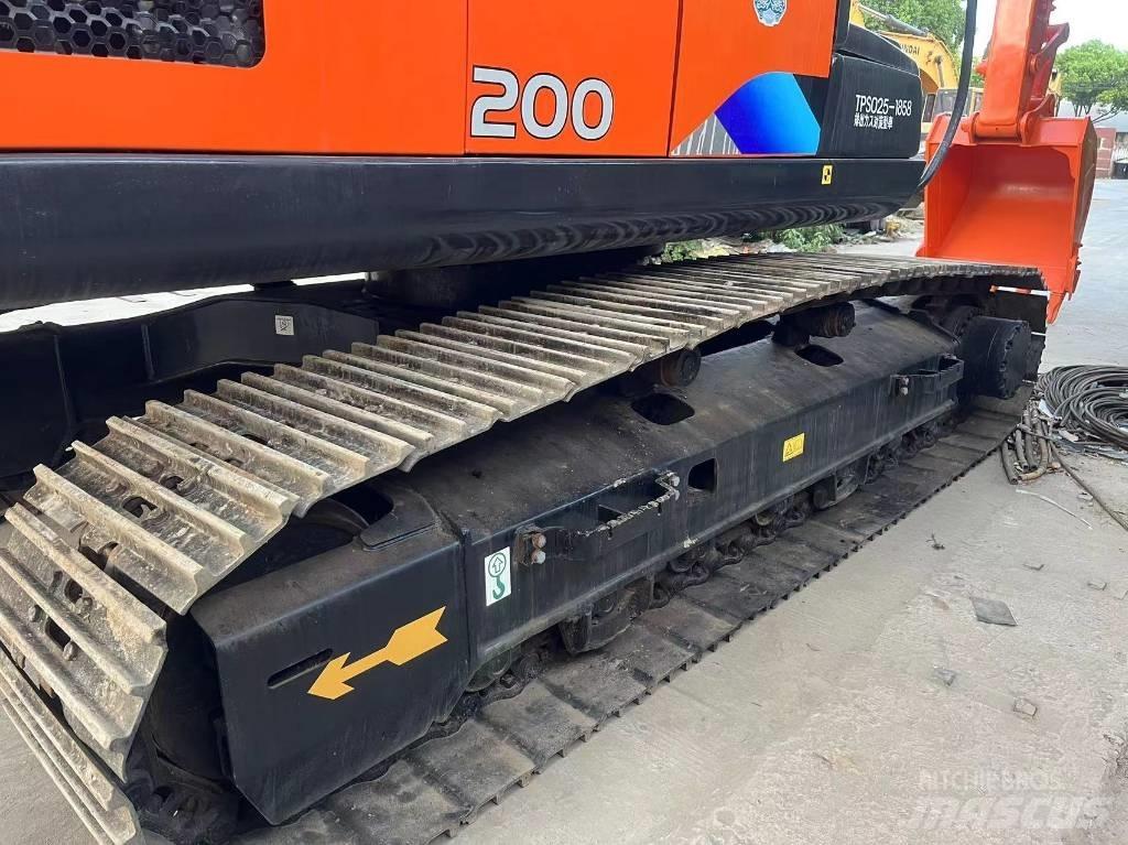 Hitachi ZX 200 Гусеничні екскаватори