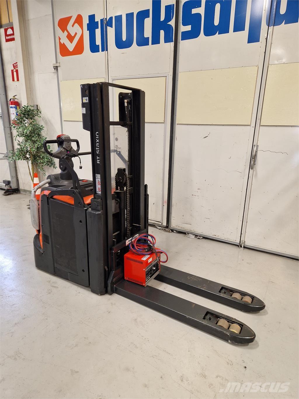 Toyota SPE200D Самохідні електроштабелери