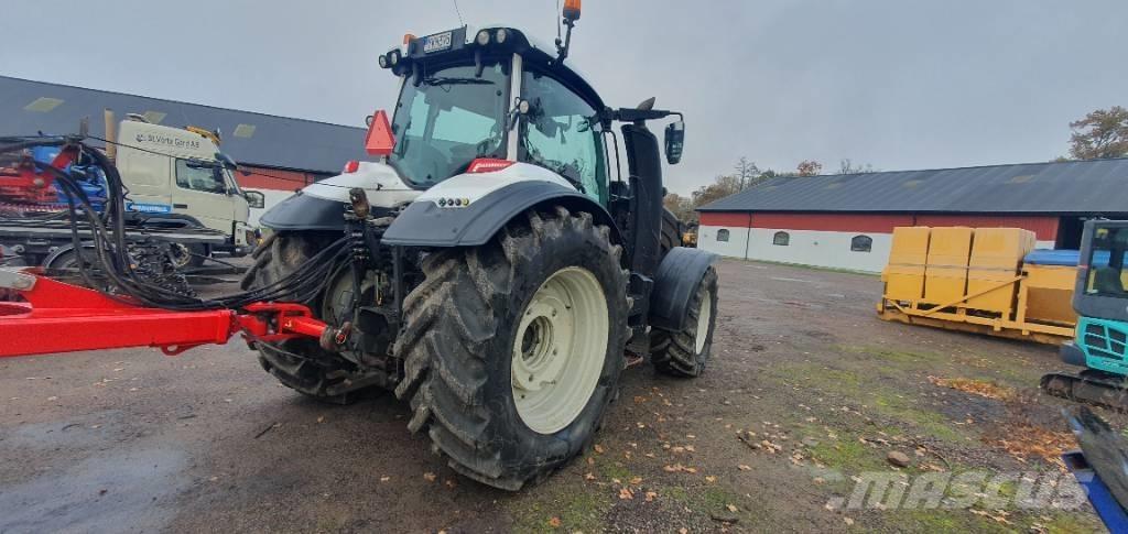 Valtra T 234 Versu Трактори