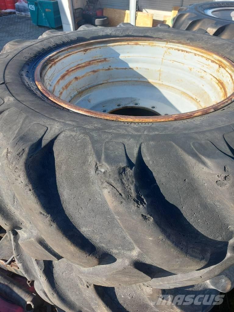 Komatsu 901 Шини