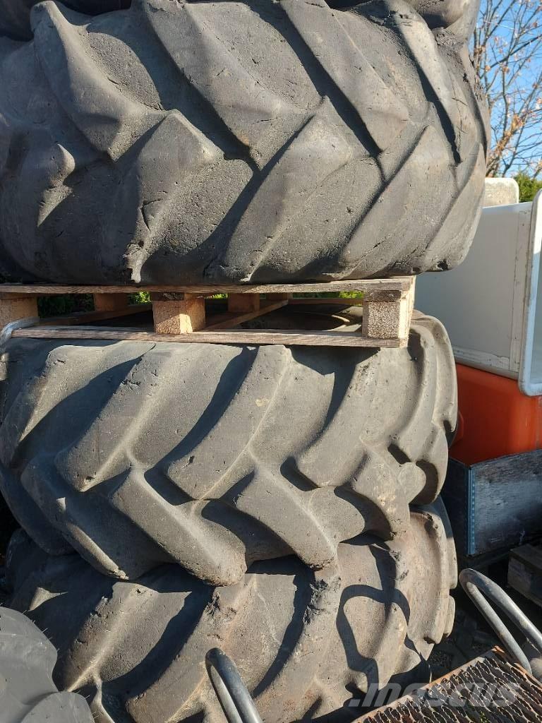 Komatsu 901 Шини