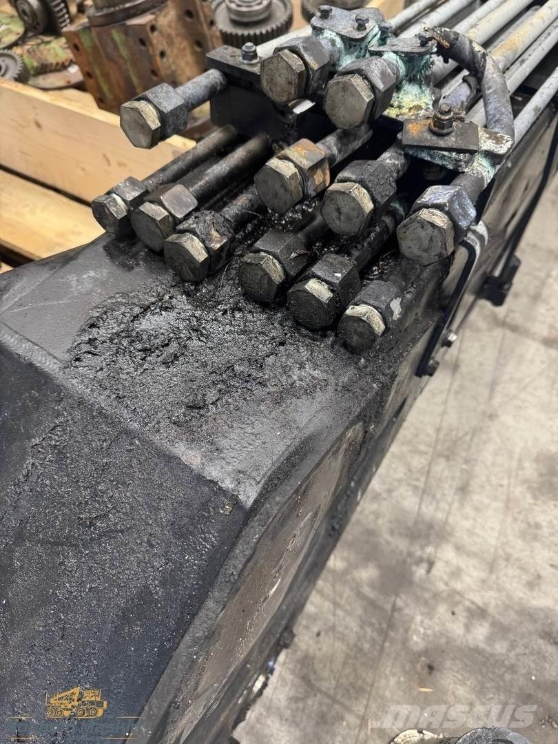Komatsu 130F Транспортерні крани