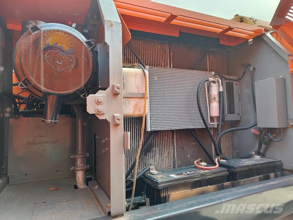 Hitachi ZX 210 Гусеничні екскаватори