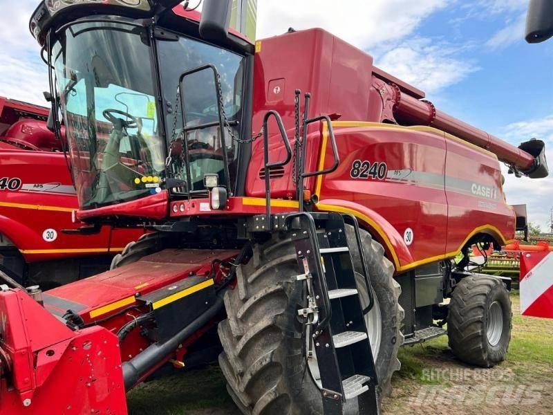 Case IH 8240 Зернозбиральні комбайни
