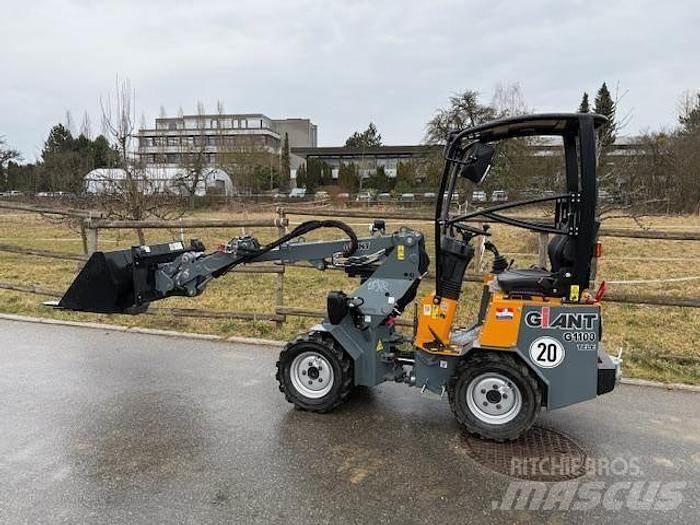GiANT G1100 Фронтальні навантажувачі