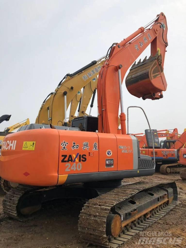 Hitachi 240 Гусеничні екскаватори