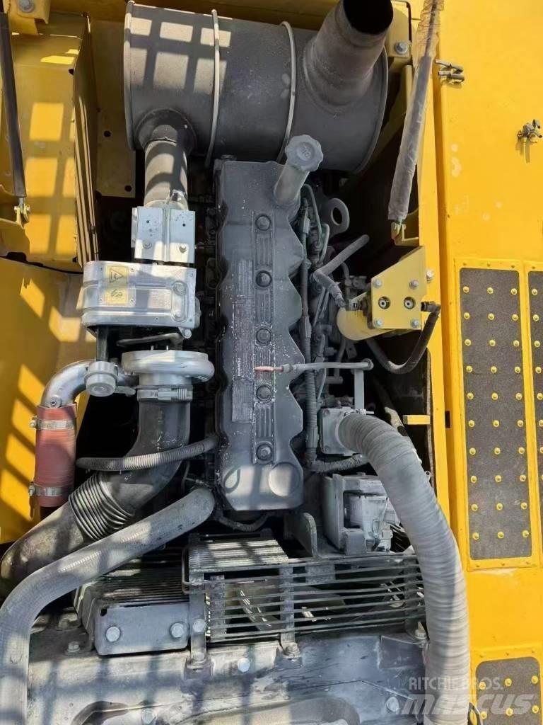 Komatsu 220-8 Гусеничні екскаватори