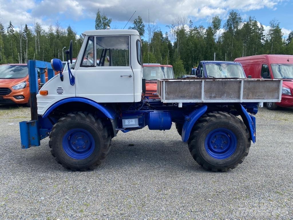 Mercedes-Benz Unimog Вантажівки / спеціальні
