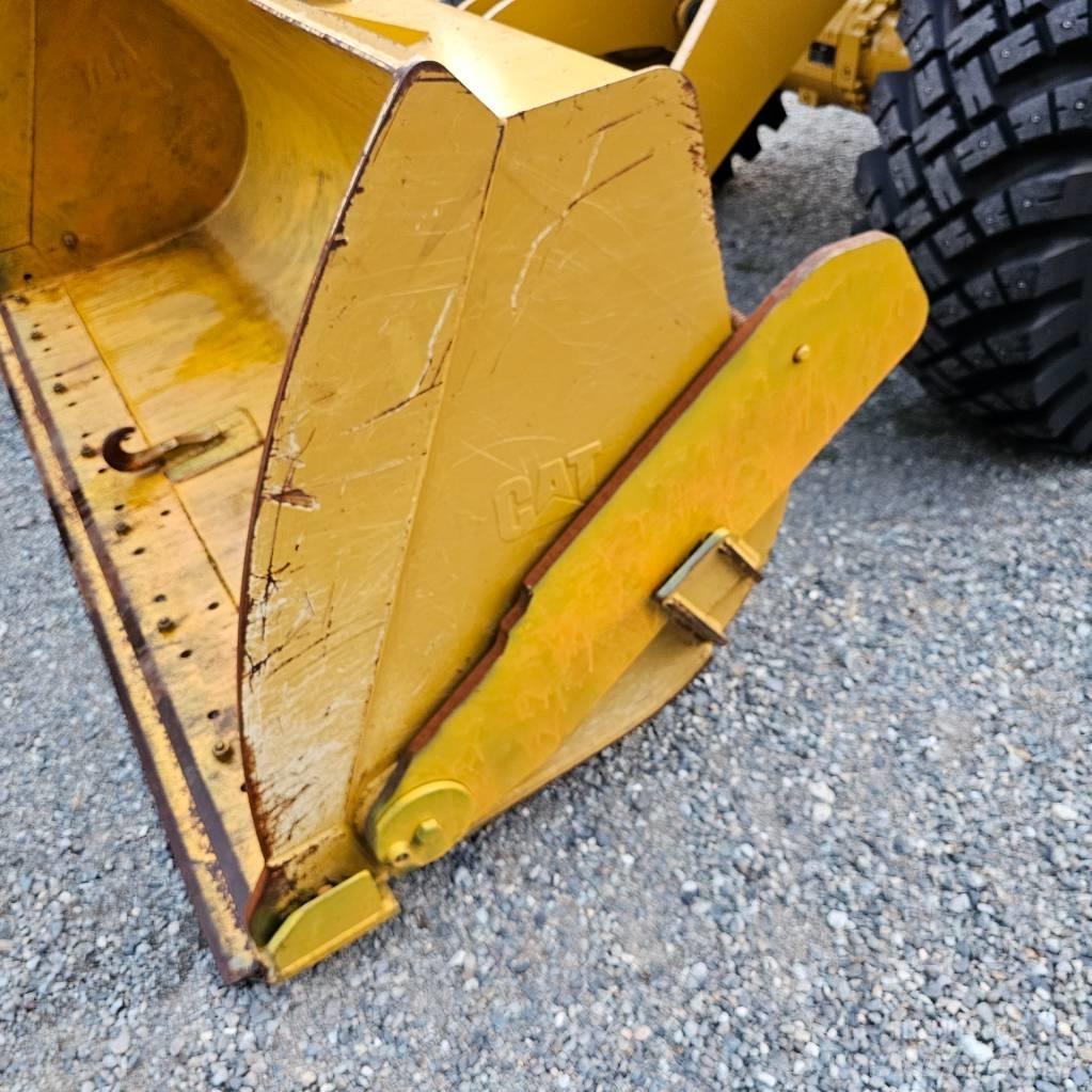 CAT 910M Фронтальні навантажувачі