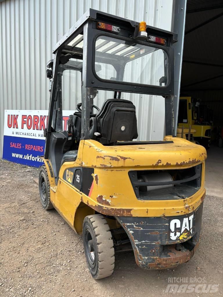 CAT DP 25 NT Дизельні навантажувачі