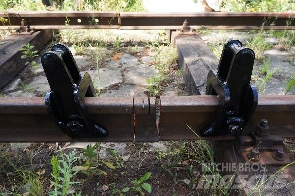  Rail carrying tongs Обладнання для залізних доріг