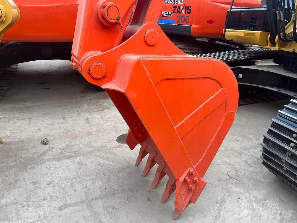 Hitachi 130 Гусеничні екскаватори