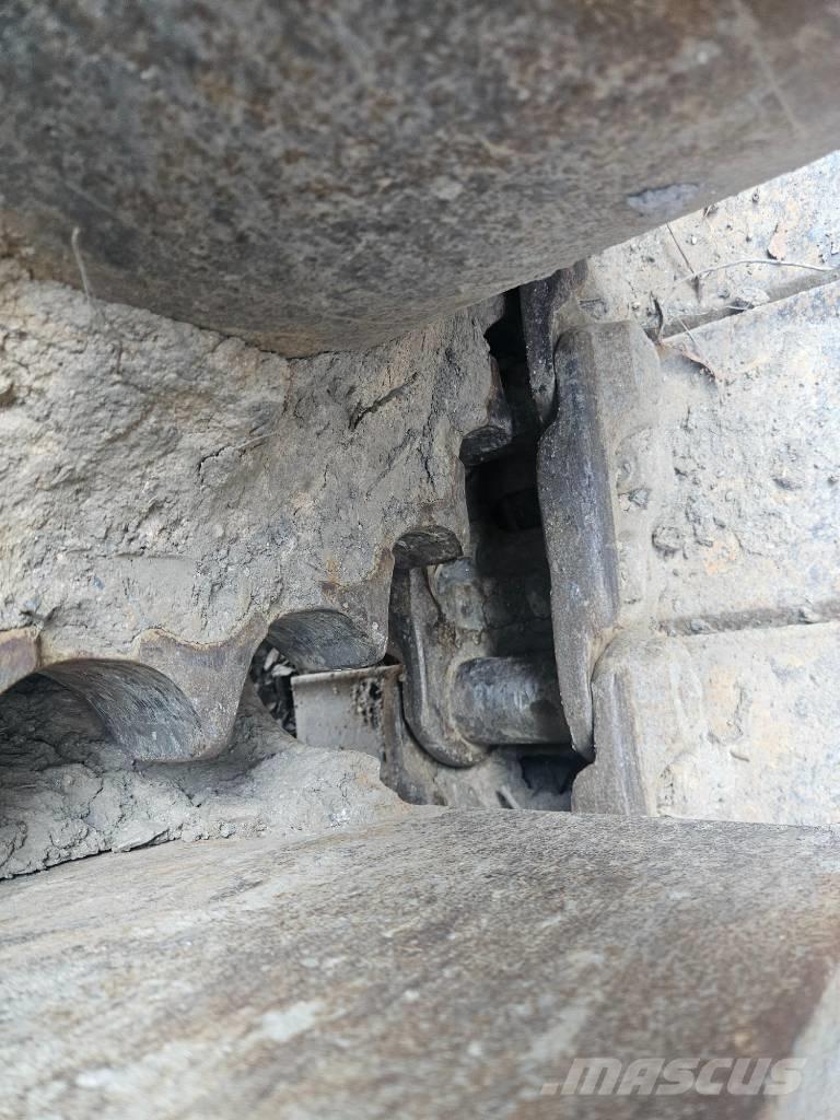 Hyundai Robex 300 LC Гусеничні екскаватори