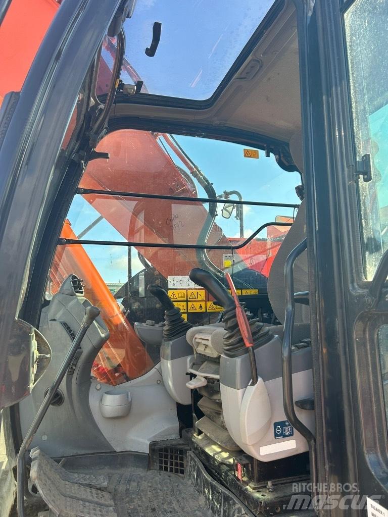 Hitachi ZX225 USLC-6 Гусеничні екскаватори