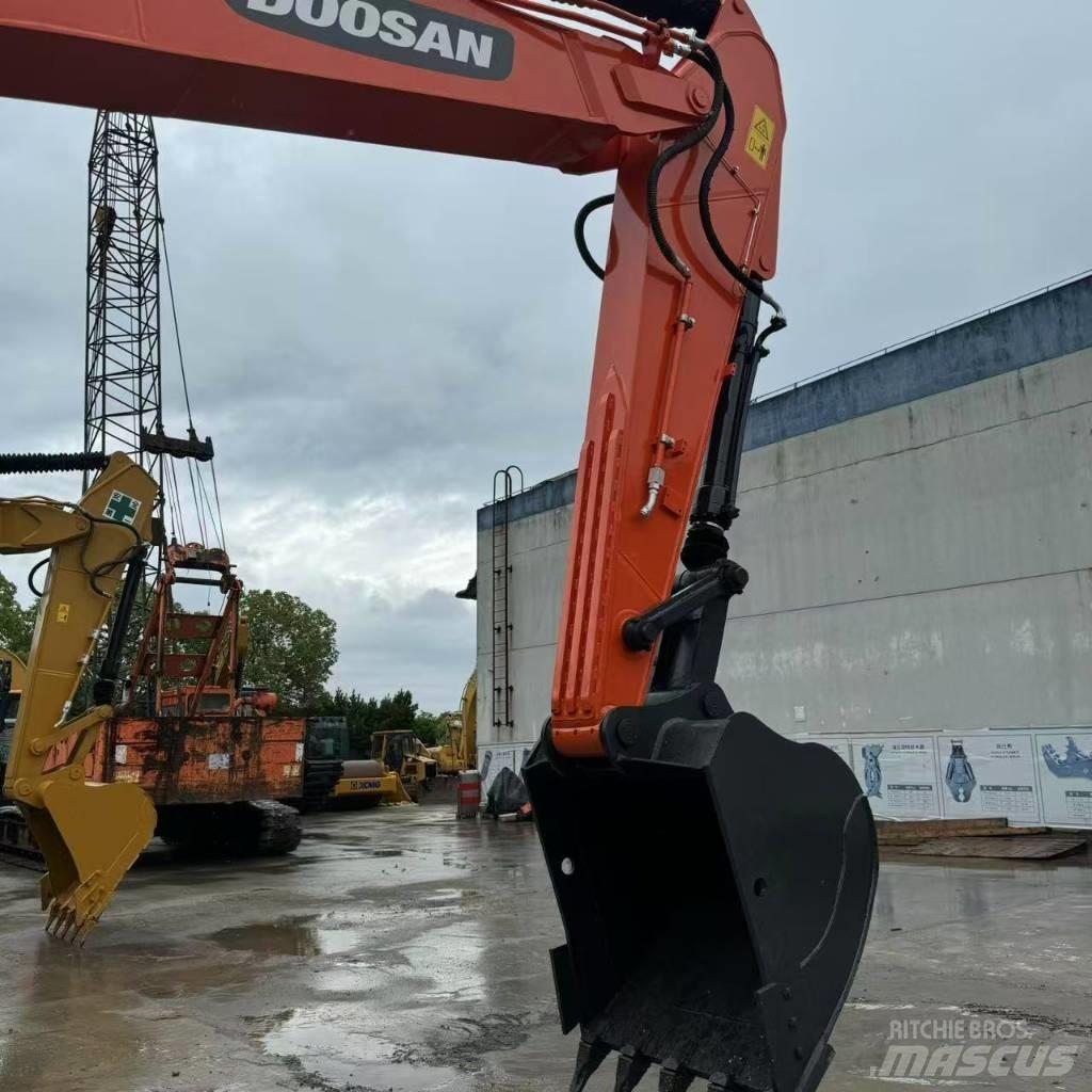 Doosan DX 225 LC Гусеничні екскаватори