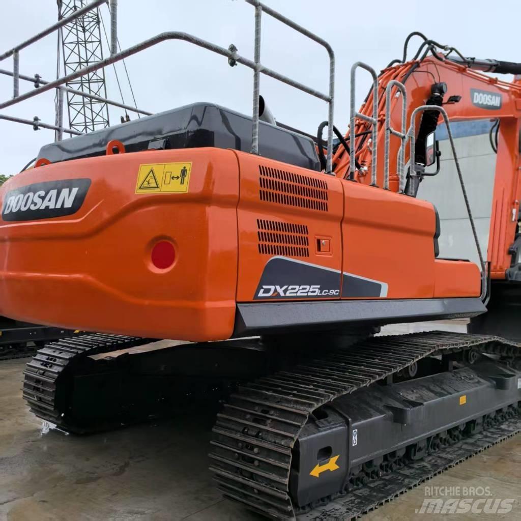 Doosan DX 225 LC Гусеничні екскаватори