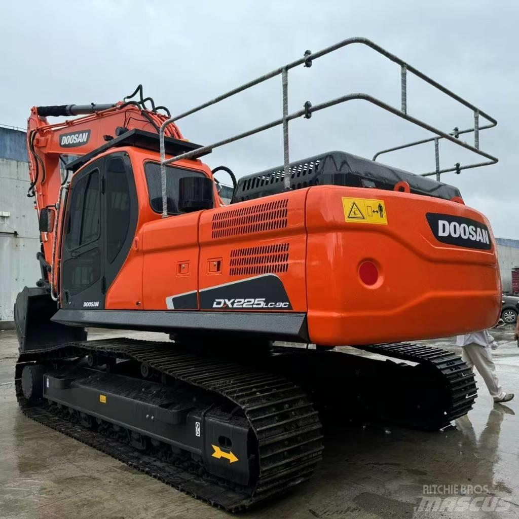Doosan DX 225 LC Гусеничні екскаватори