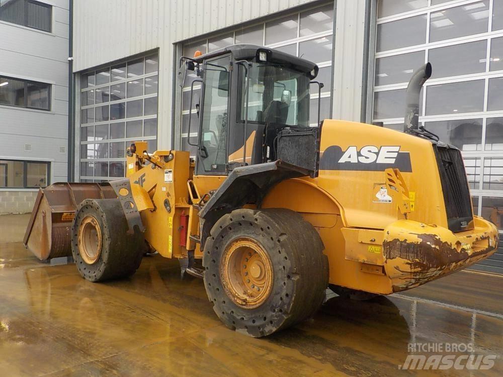 CASE 821 F Фронтальні навантажувачі